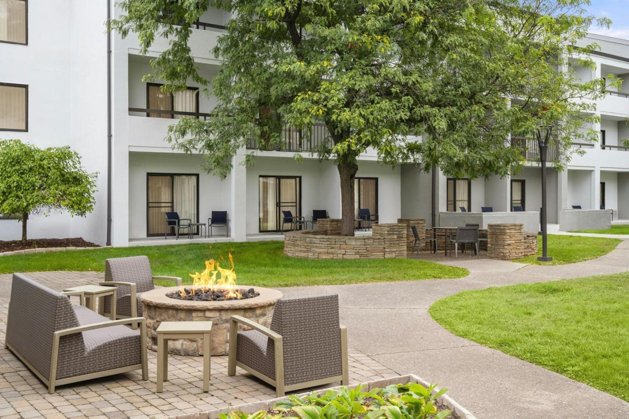 Courtyard Detroit Metro Airport Romulus Hotel Exterior photo