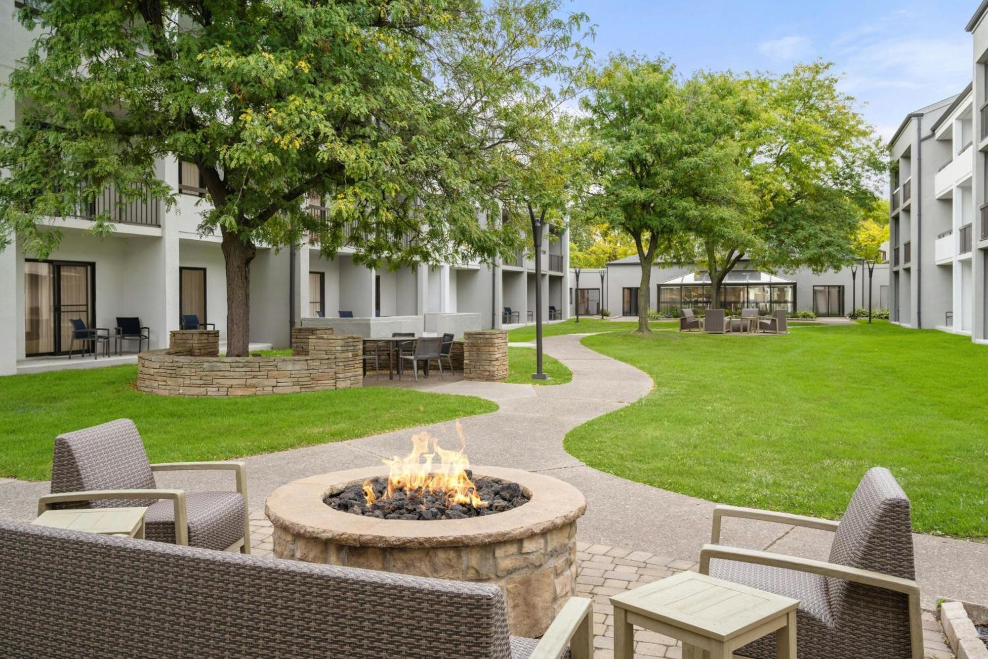 Courtyard Detroit Metro Airport Romulus Hotel Exterior photo