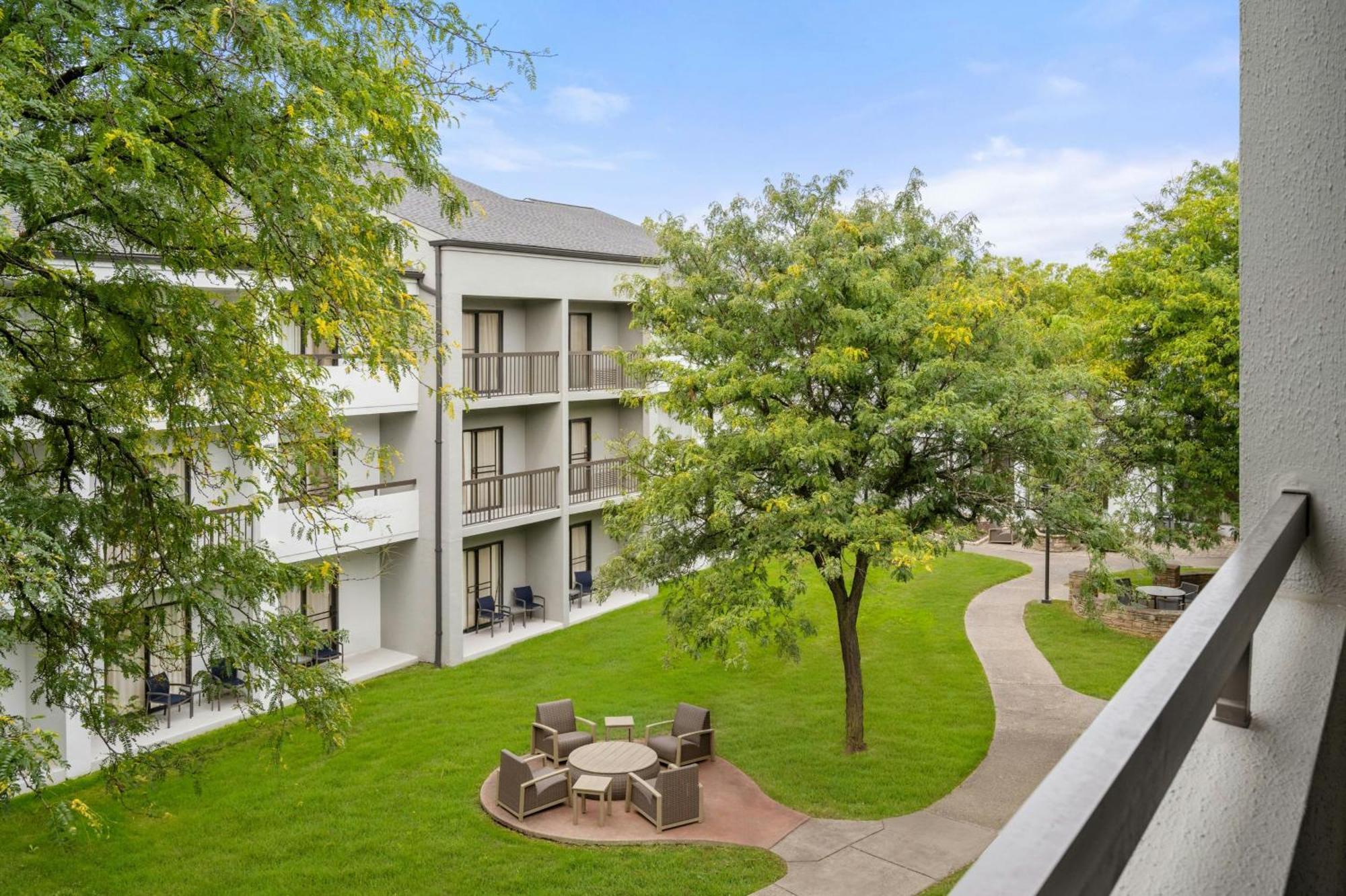 Courtyard Detroit Metro Airport Romulus Hotel Exterior photo